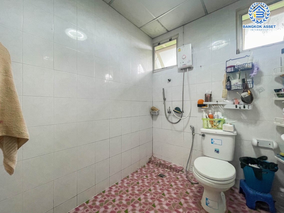 *****ทาวน์เฮ้าส์มือสอง นนทบุรี ม.ร่มโพธิ์ รัตนาธิเบศร์ หลังมุม! เนื้อที่กว้าง 23.90 ตร.ว. ภายในสภาพดี พร้อมเข้าอยู่ โครงการเงียบสงบมีความเป็นส่วนตัว ฟังก์ชัน 2 ห้องนอน 2 ห้องน้ำ จอดรถได้ 1 คัน บ้านพร้อมอยู่ ตั้งบนทำเลเดินทางสะดวก เชื่อมต่อถนนกาญจนาภิเษก, ถนนรัตนาธิเบศร์ ใกล้รถไฟฟ้าสายสีม่วง "สถานีบางพลู" และจุดขึ้นทางด่วน "กาญจนาภิเษก"